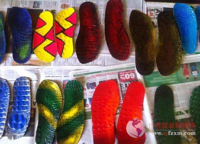 澳設(shè)計(jì)師的鱷魚皮人字拖用純手工掀起潮流