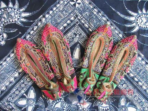 獨領(lǐng)風(fēng)騷的中國繡花鞋(二)-世界服裝鞋帽網(wǎng)-行業(yè)門戶.全國十佳電子商業(yè)行業(yè)門戶網(wǎng)站