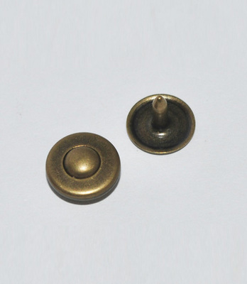 雙色包面撞釘 服裝鞋帽的時(shí)尚新寵